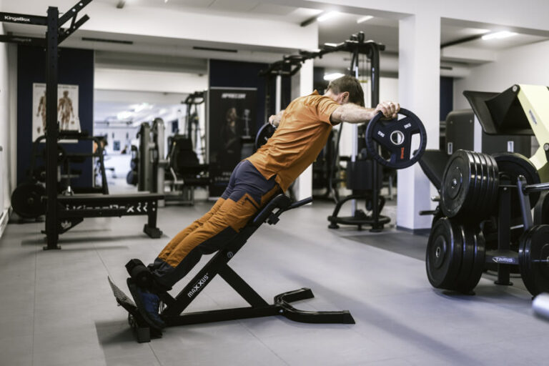 Krafttraining ab 40 im Fitnessstudio zur Verbesserung von Kraft und Gesundheit
